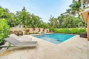 Coastal Naples Getaway ~ 2 Mi to Beaches!