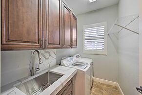 Coastal Naples Getaway ~ 2 Mi to Beaches!