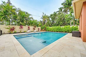 Coastal Naples Getaway ~ 2 Mi to Beaches!