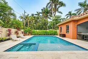 Coastal Naples Getaway ~ 2 Mi to Beaches!