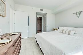 Chic Miami Condo w/ Pool, 6 Mi to South Beach