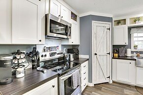 Charming Perry Home ~ 2 Mi to the Gulf!