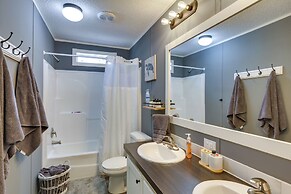 Charming Perry Home ~ 2 Mi to the Gulf!