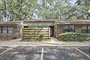 Cozy Condo ~ 5 Mi to University of Florida!