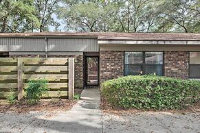 Cozy Condo ~ 5 Mi to University of Florida!