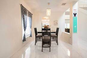 Family Home w/ Heated Pool: 9 Mi to Disney!