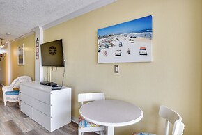 Daytona Beach Studio w/ Private Lanai 1 Mi to Pier