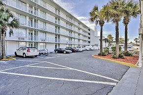 Daytona Beach Studio w/ Private Lanai 1 Mi to Pier