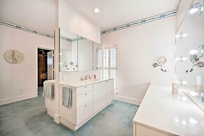 Lanai & Pool: Elegant Villa in Winter Haven!