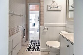 Indian Shores Cottage w/ Cabana - Steps to Beach!