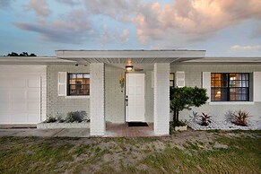 Lakefront Home w/ Screened Porch & Grill