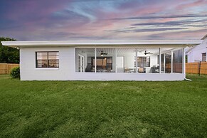 Lakefront Home w/ Screened Porch & Grill