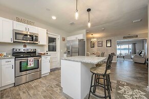 Lakefront Home w/ Screened Porch & Grill