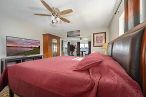 Lakefront Home w/ Screened Porch & Grill