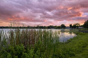 Lakefront Home w/ Screened Porch & Grill