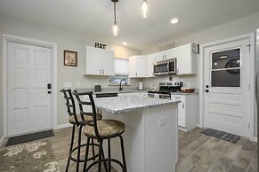 Lakefront Home w/ Screened Porch & Grill