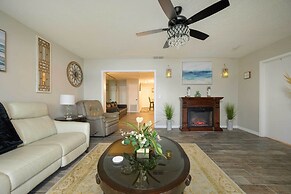 Lakefront Home w/ Screened Porch & Grill