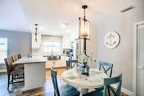 Naples Home w/ Lanai & Pool Near Vanderbilt Beach!