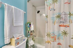 Mount Dora Tropical Escape: Steps to Lake Gertrude