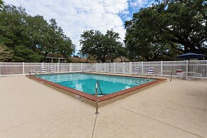 Quiet Condo ~ 10 Mi to Dtwn Pensacola