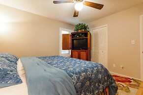 Quiet Condo ~ 10 Mi to Dtwn Pensacola