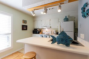 Quiet Condo ~ 10 Mi to Dtwn Pensacola