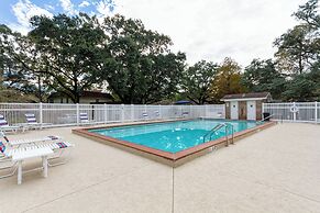 Quiet Condo ~ 10 Mi to Dtwn Pensacola
