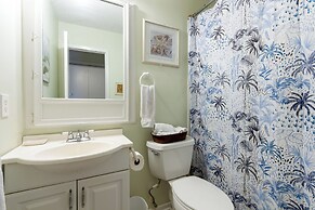 Quiet Condo ~ 10 Mi to Dtwn Pensacola