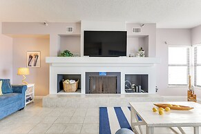 Beachfront New Smyrna Condo: 1 Mi to Flagler Ave