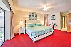 Relaxing Tampa Abode w/ Screened Lanai & Pool