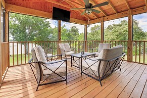 Private & Picturesque Escape on Lake Henry!