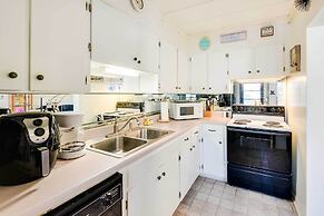 Sunny Florida Condo: 4 Mi to Gulf Islands Seashore