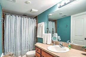 Sleek Pensacola Beach Condo: Patio, Walk to Beach