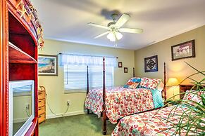 Sleek Pensacola Beach Condo: Patio, Walk to Beach