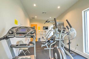 Sleek Pensacola Beach Condo: Patio, Walk to Beach