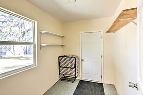 < 1 Mi to Lake Weir: Quiet Summerfield Getaway