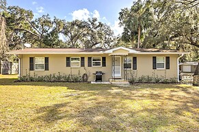 < 1 Mi to Lake Weir: Quiet Summerfield Getaway