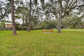 Sleek Largo Studio w/ Pond < 7 Mi to Beach!