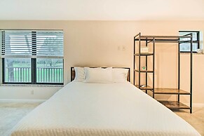 Sleek Largo Studio w/ Pond < 7 Mi to Beach!