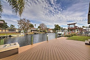 Waterfront Homosassa Home w/ Private Dock & Deck!