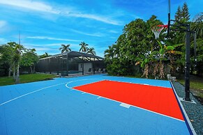 Tropical Naples Hideaway - 1 Mi to Beaches!