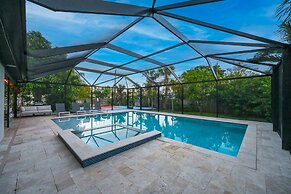 Tropical Naples Hideaway - 1 Mi to Beaches!