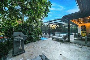 Tropical Naples Hideaway - 1 Mi to Beaches!