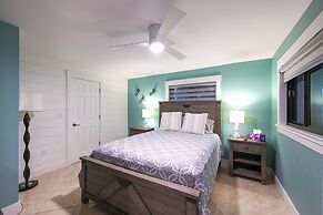 Tropical Naples Hideaway - 1 Mi to Beaches!