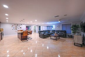 Tropical Naples Hideaway - 1 Mi to Beaches!