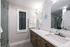 Tropical Naples Hideaway - 1 Mi to Beaches!