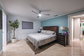 Tropical Naples Hideaway - 1 Mi to Beaches!