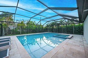 Tropical Naples Hideaway - 1 Mi to Beaches!