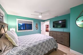 Tropical Naples Hideaway - 1 Mi to Beaches!