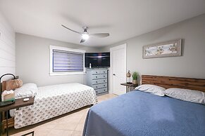 Tropical Naples Hideaway - 1 Mi to Beaches!